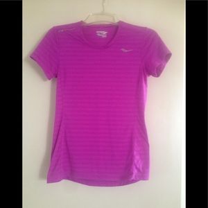 Saucony small women's Athletic shirt